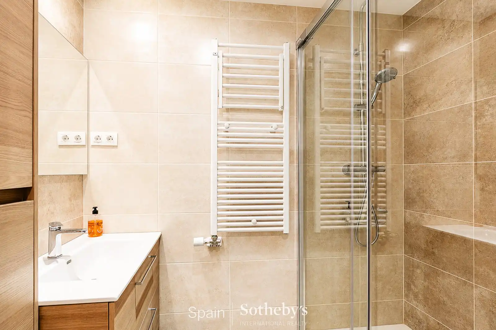 Badezimmer von Wohnungen zum Verkauf in Sitges mit Klimaanlage, Heizung und Privatgarten
