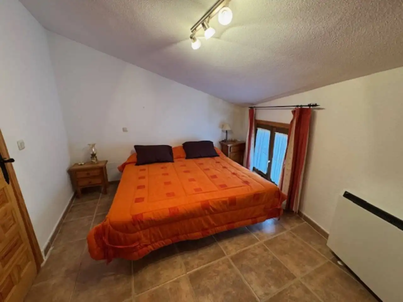 Dormitori de Casa o xalet en venda en El Cardoso de la Sierra amb Calefacció i Moblat