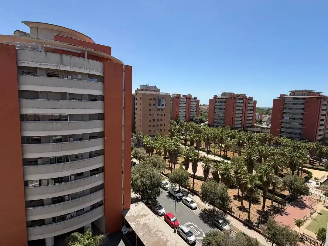 Außenansicht von Wohnung zum Verkauf in  Sevilla Capital mit Klimaanlage, Schwimmbad und Balkon