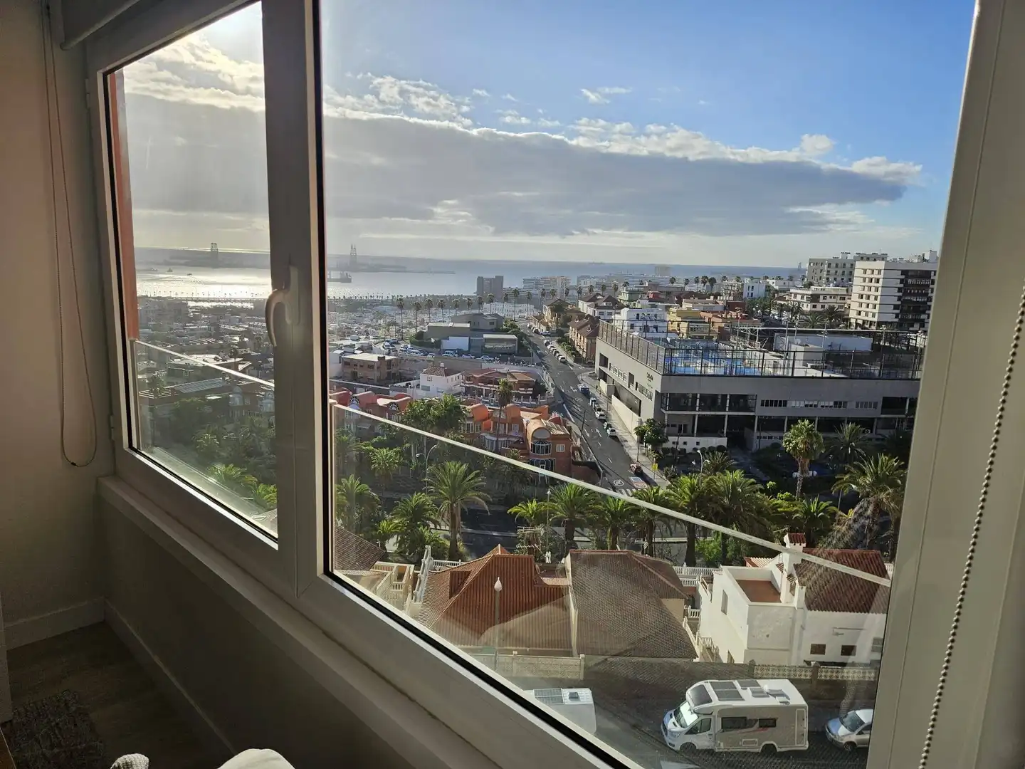 Außenansicht von Wohnung zur Miete in Las Palmas de Gran Canaria mit Parkett, Möbliert und Gemeinschaftspool