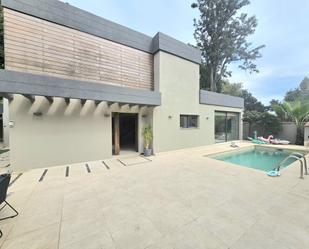 Vista exterior de Casa o xalet de lloguer en Marbella amb Aire condicionat, Terrassa i Piscina