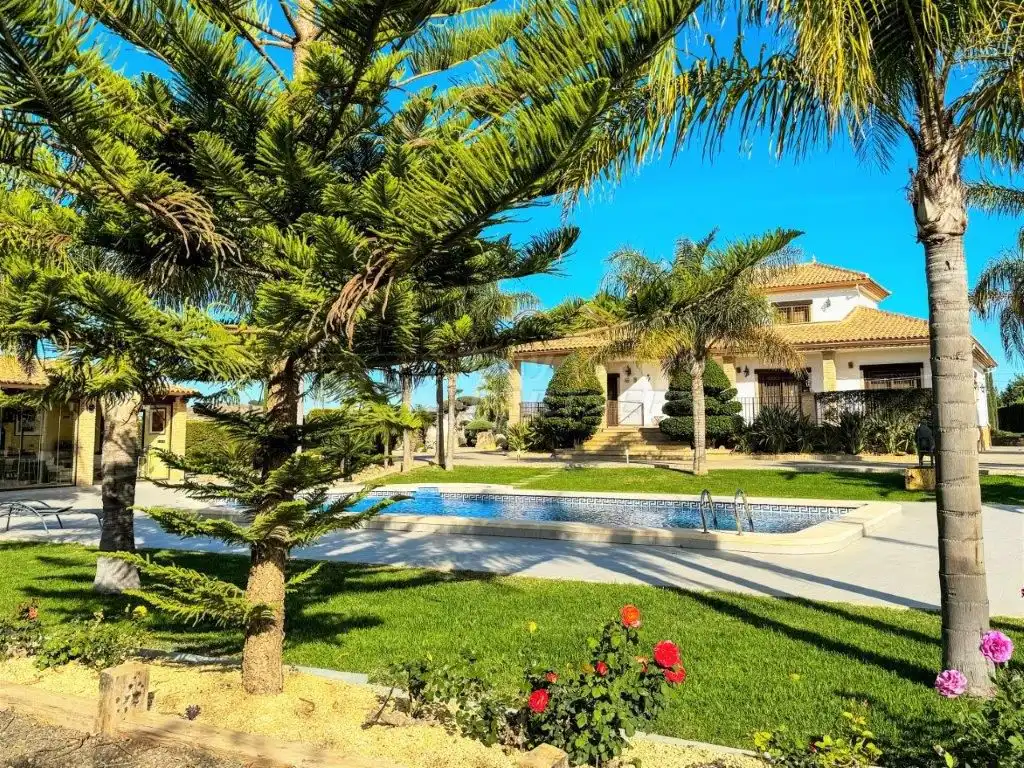 Vista exterior de Casa o xalet en venda en Orihuela amb Aire condicionat, Jardí privat i Traster