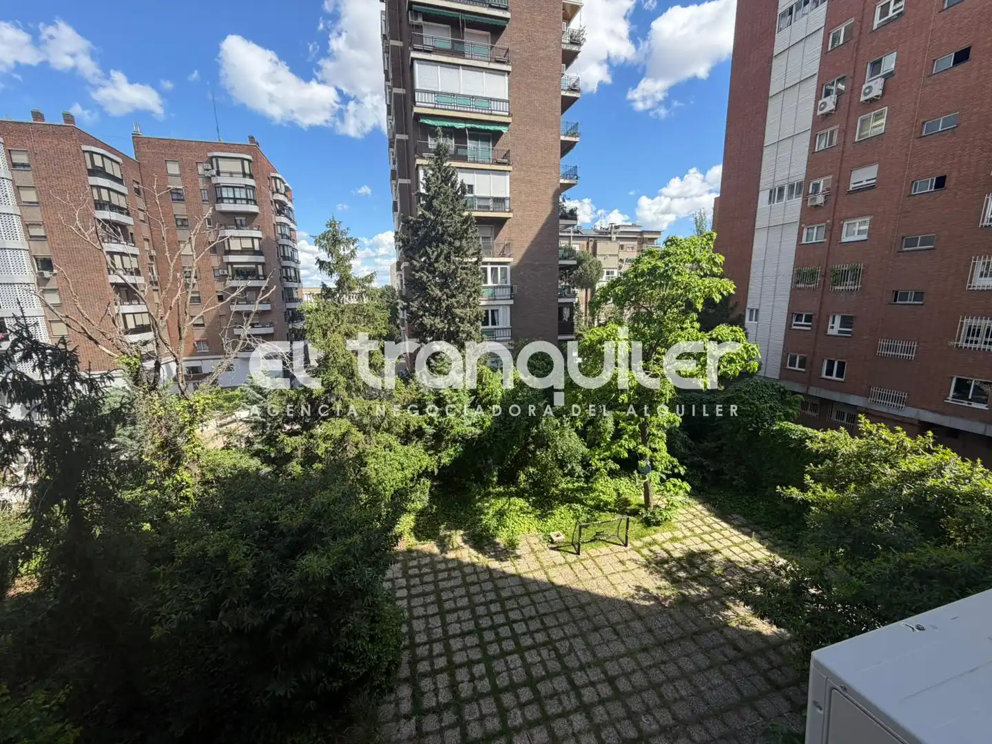 Vista exterior de Pis de lloguer en Madrid amb Aire condicionat, Jardí privat i Rentadora