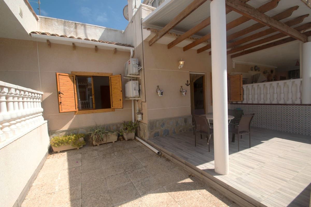 Vista exterior de Casa adosada en venda en Torrevieja amb Terrassa, Traster i Piscina comunitària