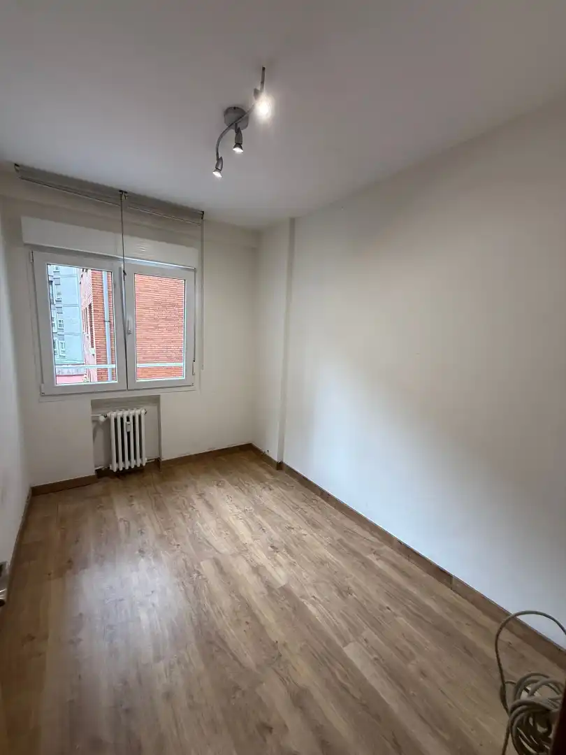 Habitación de Piso en venta en Oviedo  con Calefacción