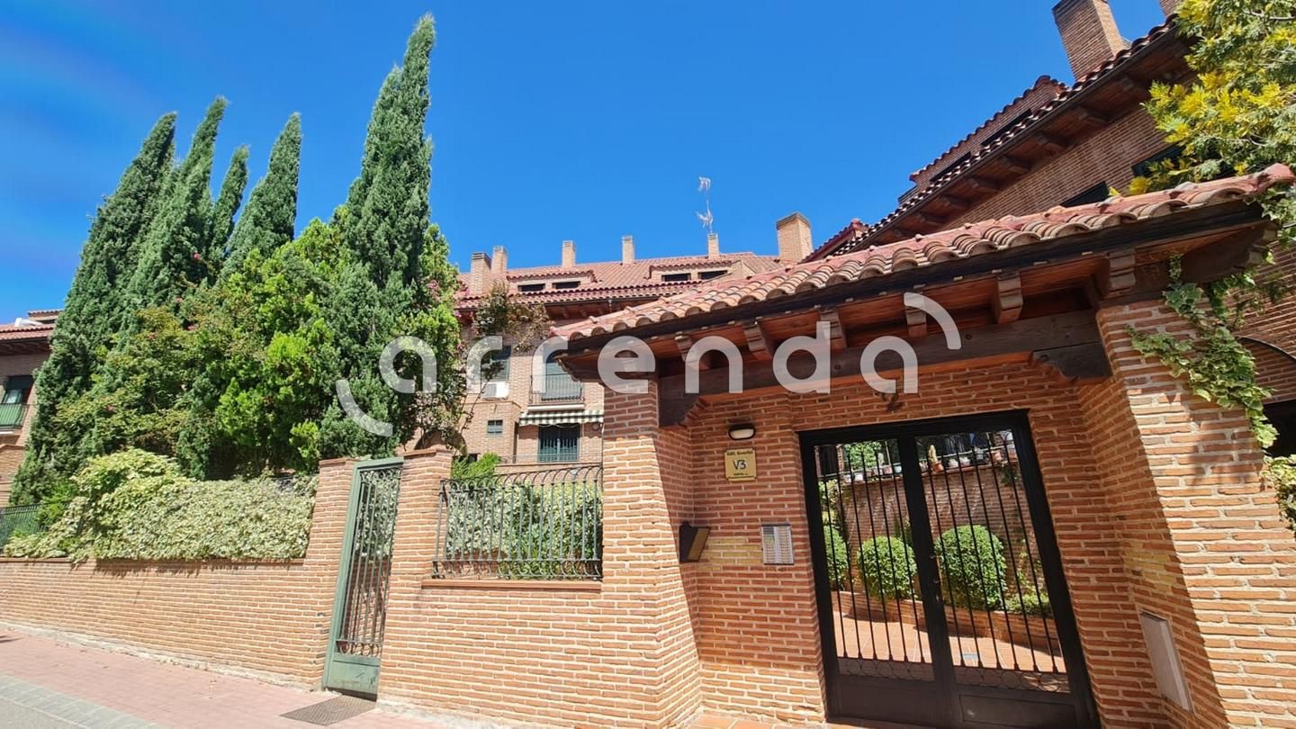 Jardí de Dúplex de lloguer en Villaviciosa de Odón amb Calefacció, Parquet i Traster