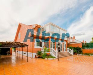Vista exterior de Casa adosada en venda en Villalbilla amb Aire condicionat, Calefacció i Terrassa