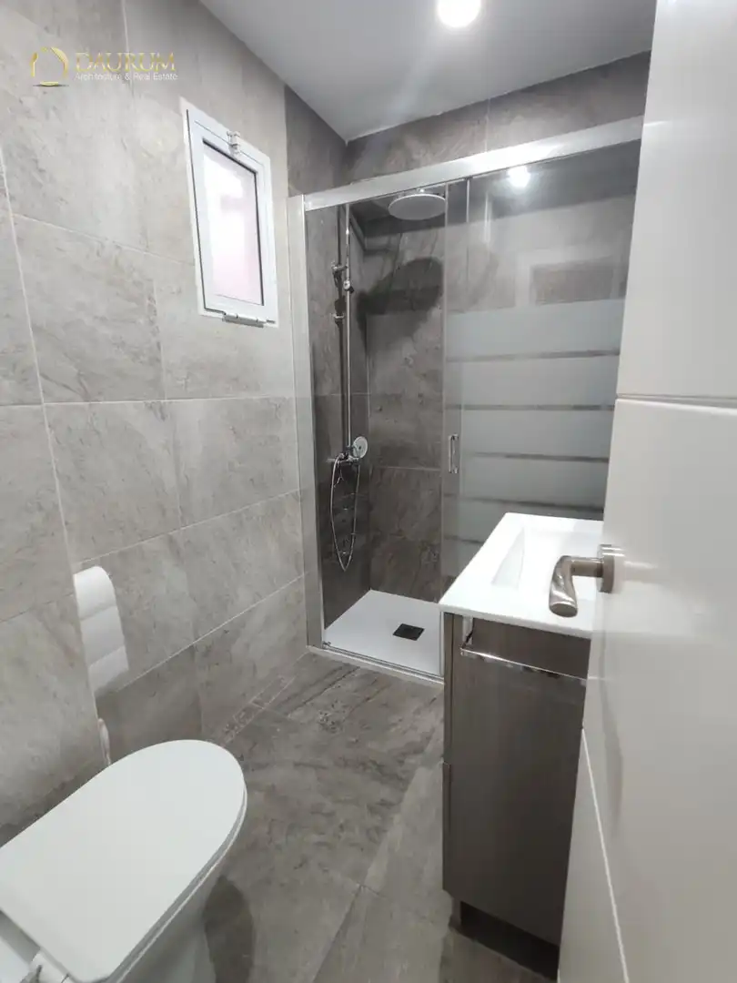 Bathroom of Flat for sale in Sevilla  with Air Conditioner and Furnished