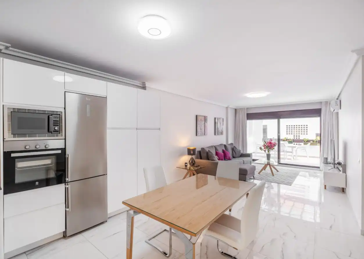 Außenansicht von Wohnung zum Verkauf in Marbella mit Klimaanlage, Heizung und Privatgarten
