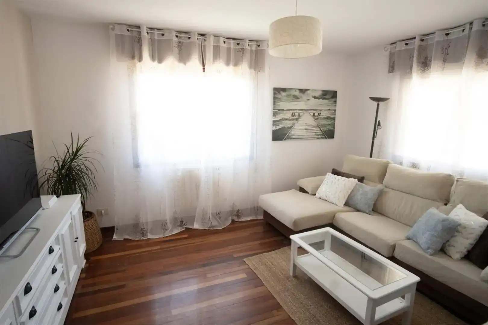 Sala d'estar de Casa o xalet en venda en Vigo  amb Jardí privat, Parquet i Moblat