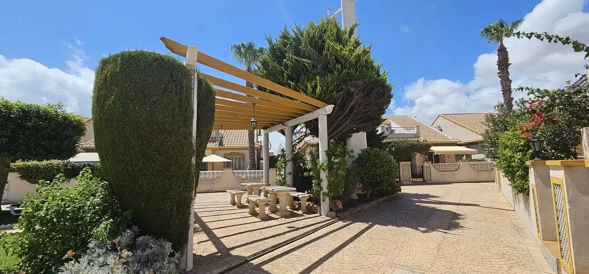 Vista exterior de Casa o xalet en venda en Orihuela amb Aire condicionat, Calefacció i Terrassa