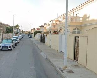 Vista exterior de Pis en venda en Torrevieja amb Jardí privat, Terrassa i Balcó