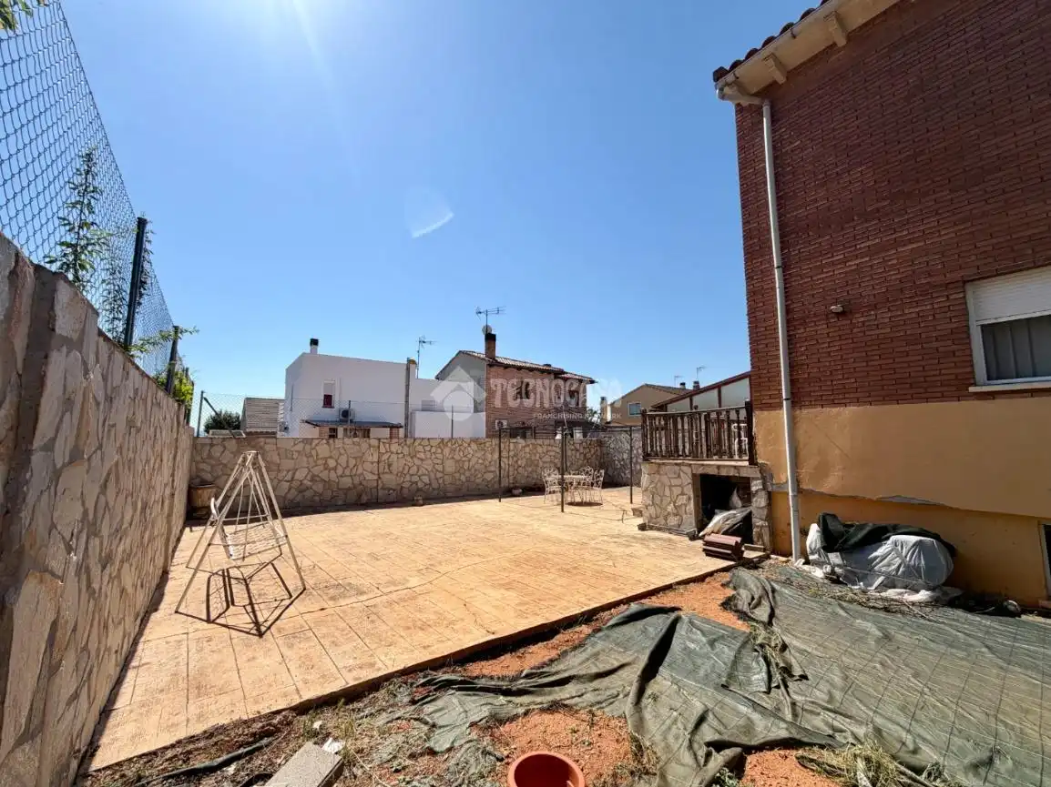 Casa adosada en venta en Villanueva de la Torre con Jardín privado, Terraza y Balcón