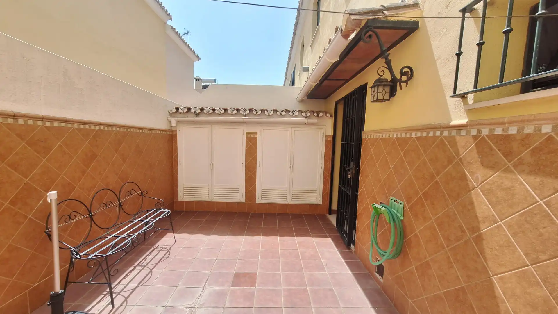 Vista exterior de Casa adosada en venda en Estepona amb Terrassa