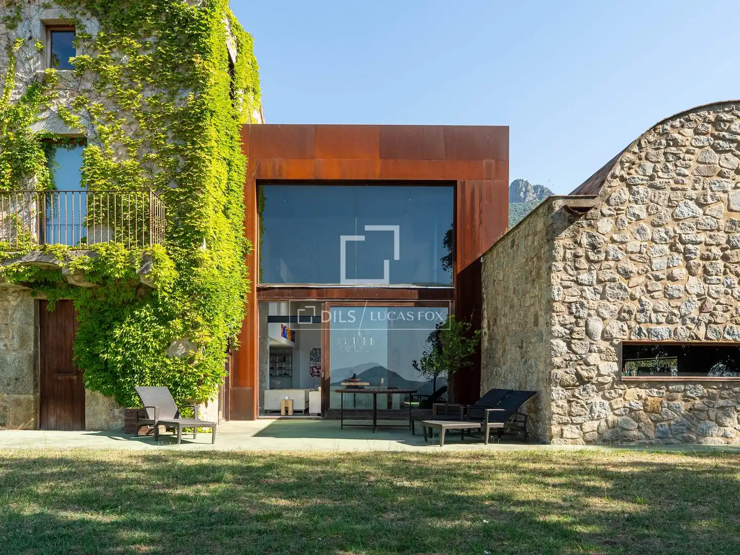 Vista exterior de Finca rústica en venda en Maçanet de Cabrenys amb Calefacció, Jardí privat i Traster