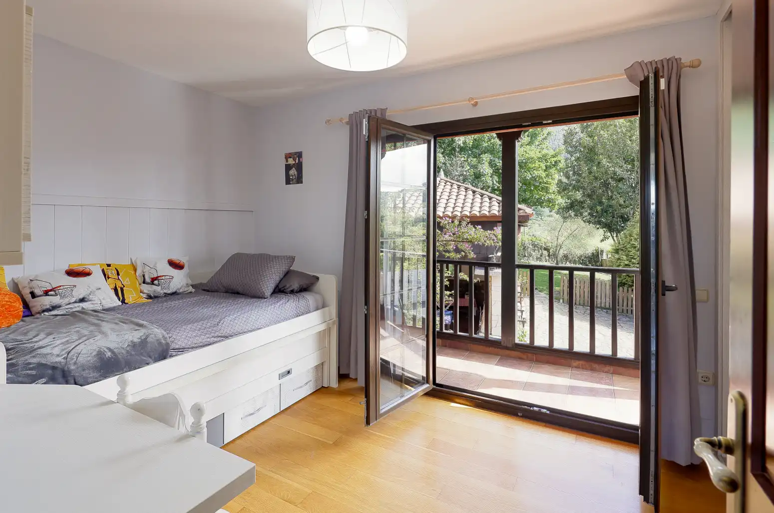 Dormitori de Casa o xalet en venda en Gijón  amb Calefacció, Jardí privat i Parquet
