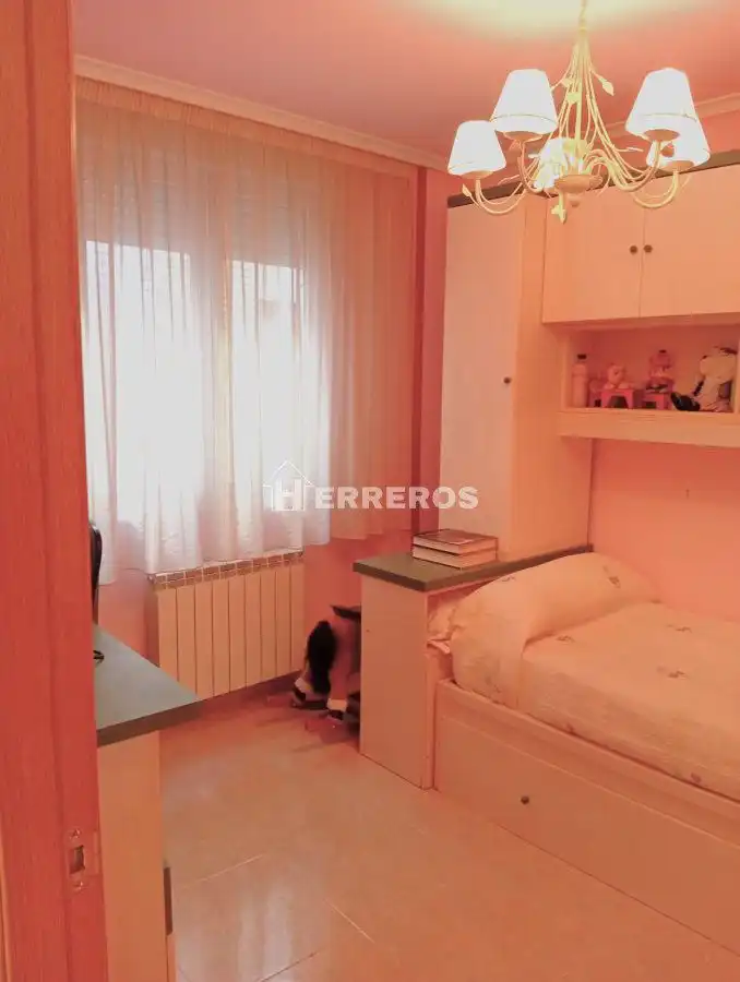 Habitación de Piso en venta en Entrena con Calefacción, Terraza y Trastero