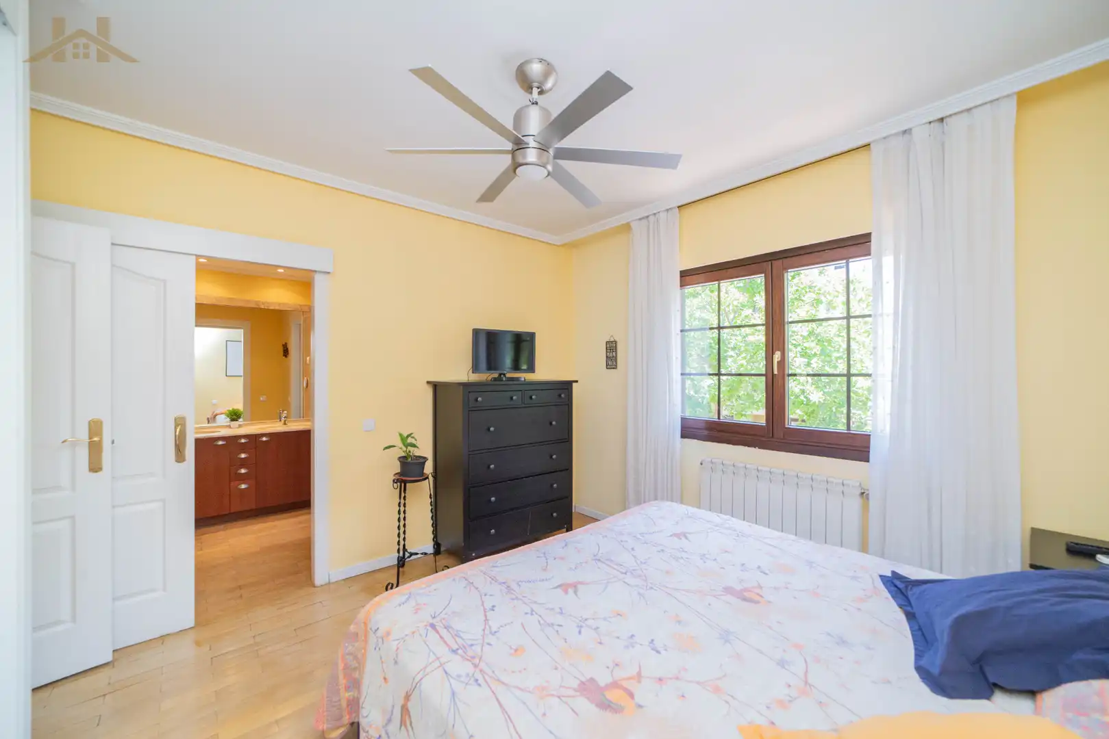 Schlafzimmer von Einfamilien-Reihenhaus zum Verkauf in Boadilla del Monte mit Heizung, Privatgarten und Abstellraum