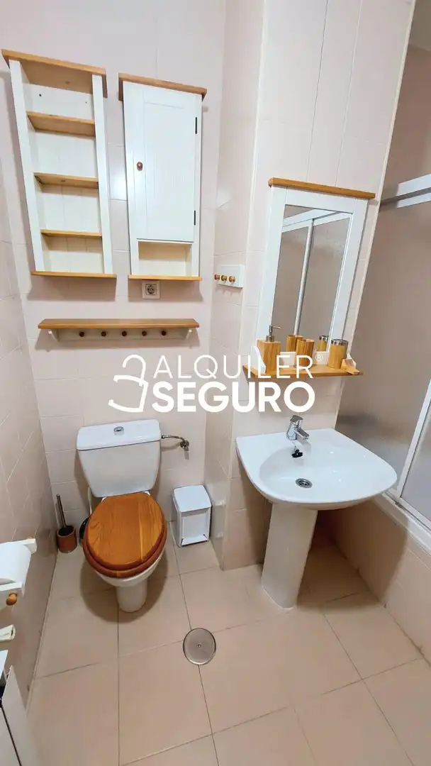 Bathroom of Flat for rent in Madrid  with Air Conditioner, Heating and Furnished