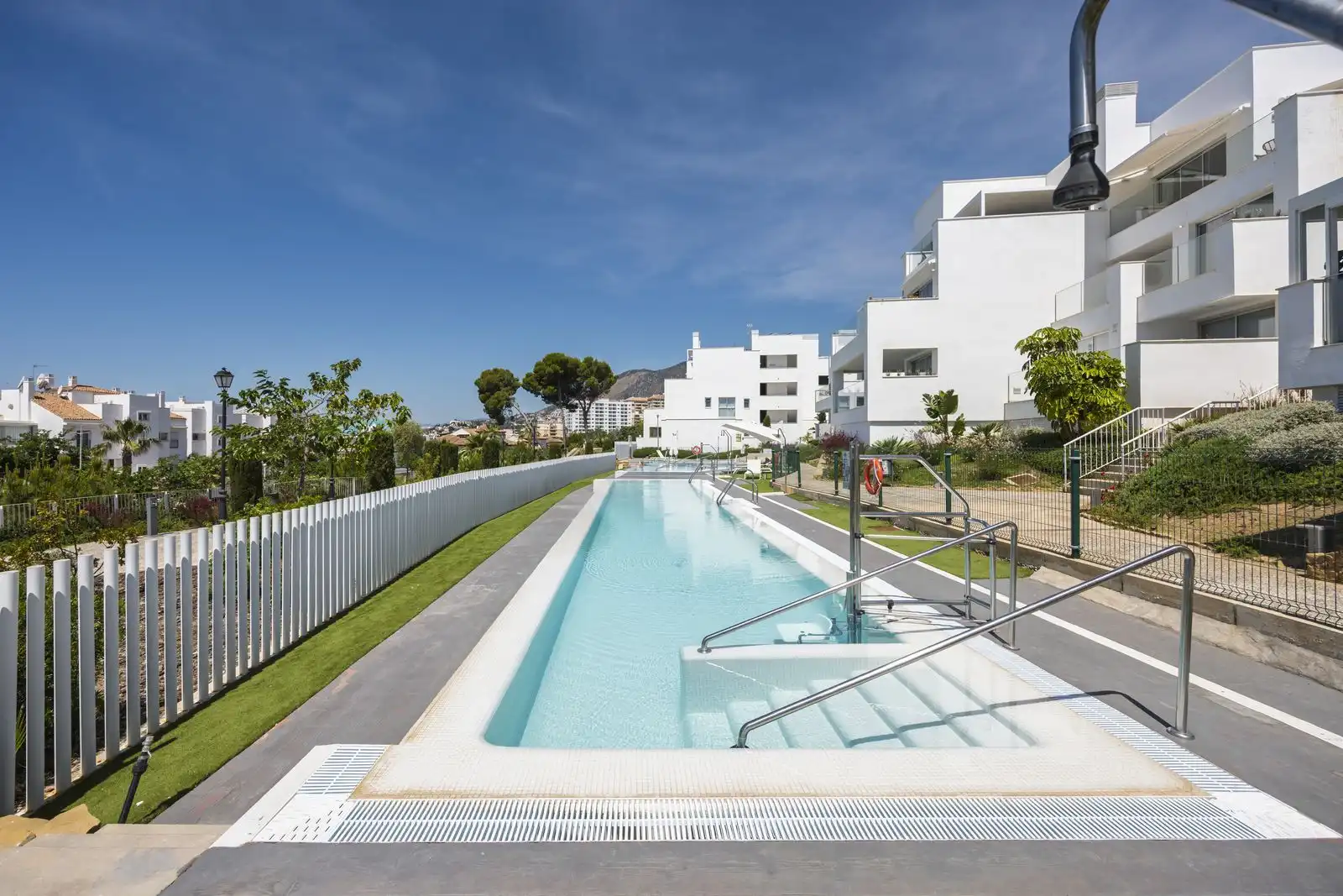 Schwimmbecken von Wohnungen zum Verkauf in Benalmádena mit Klimaanlage, Privatgarten und Terrasse