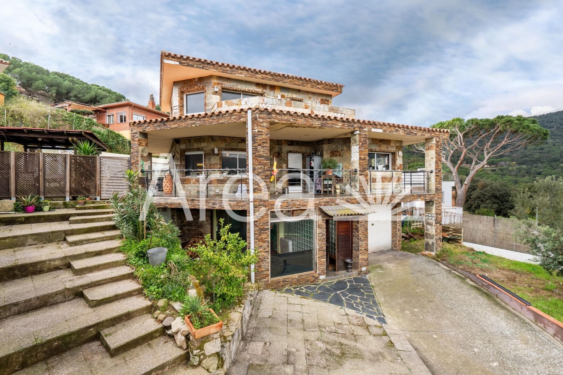 Vista exterior de Casa o xalet en venda en Cabrils amb Calefacció, Jardí privat i Terrassa