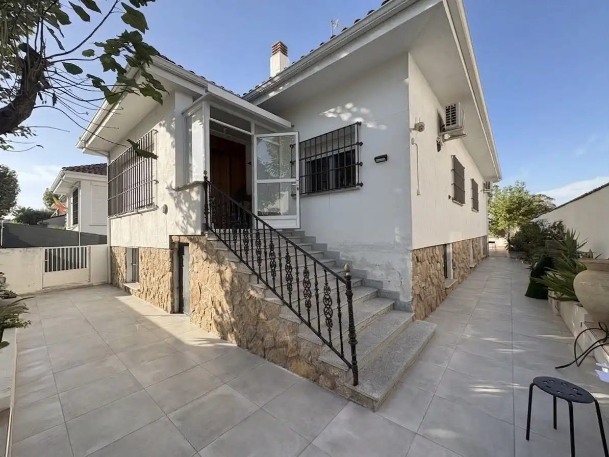Exterior view of Houses for sale in Sevilla la Nueva  with Air Conditioner, Heating and Private garden