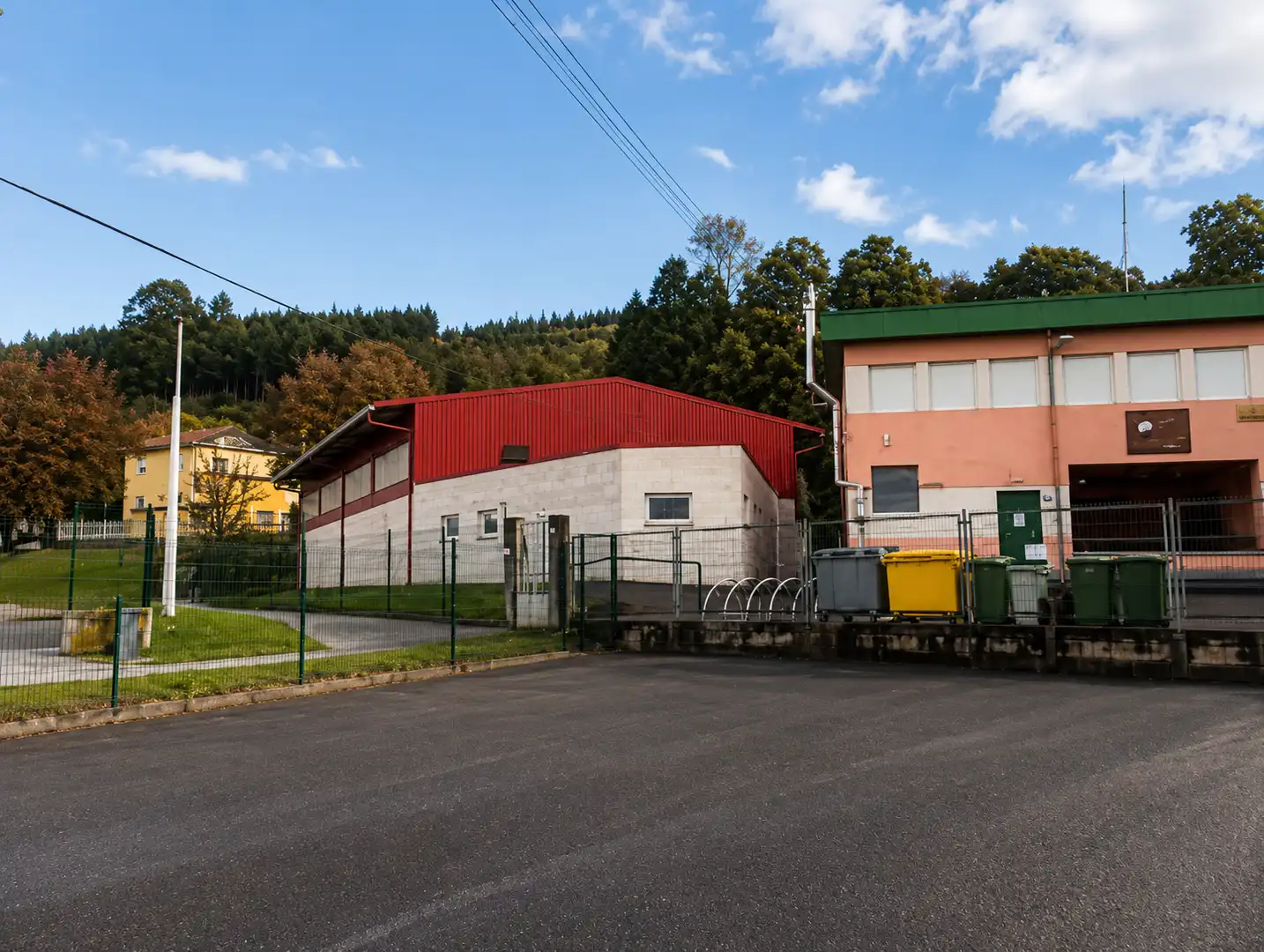Vista exterior de Nau industrial de lloguer en Torrelavega 