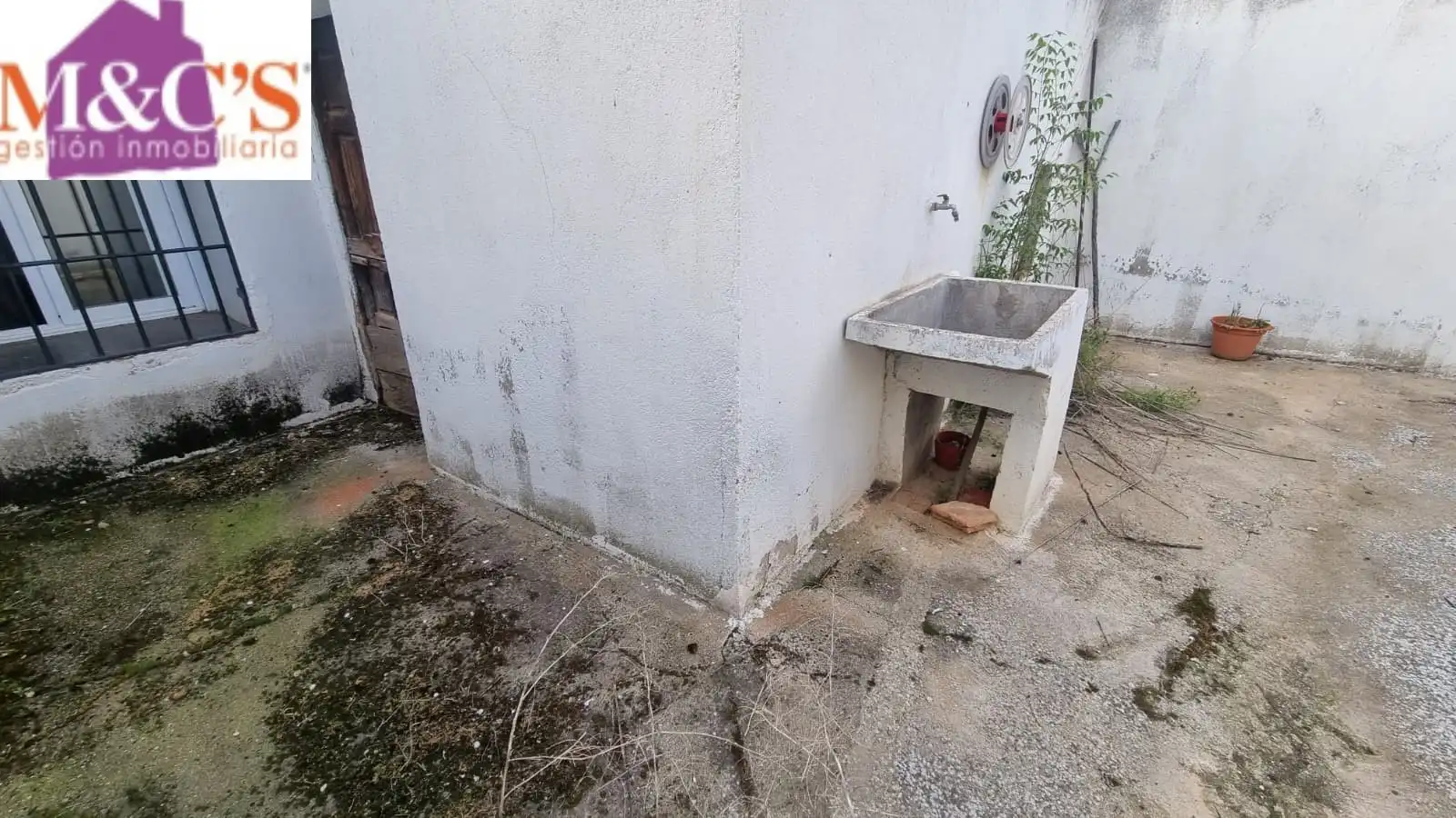 Vista exterior de Casa o xalet en venda en Villanueva de San Carlos amb Jardí privat i Moblat