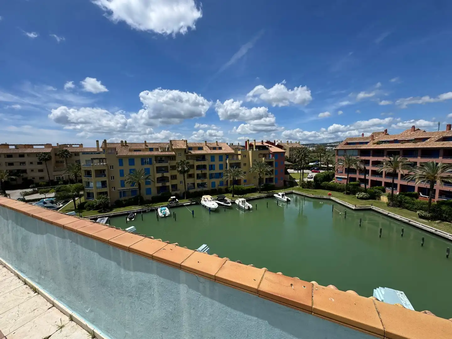 Vista exterior de Àtic en venda en Sotogrande amb Aire condicionat, Calefacció i Terrassa