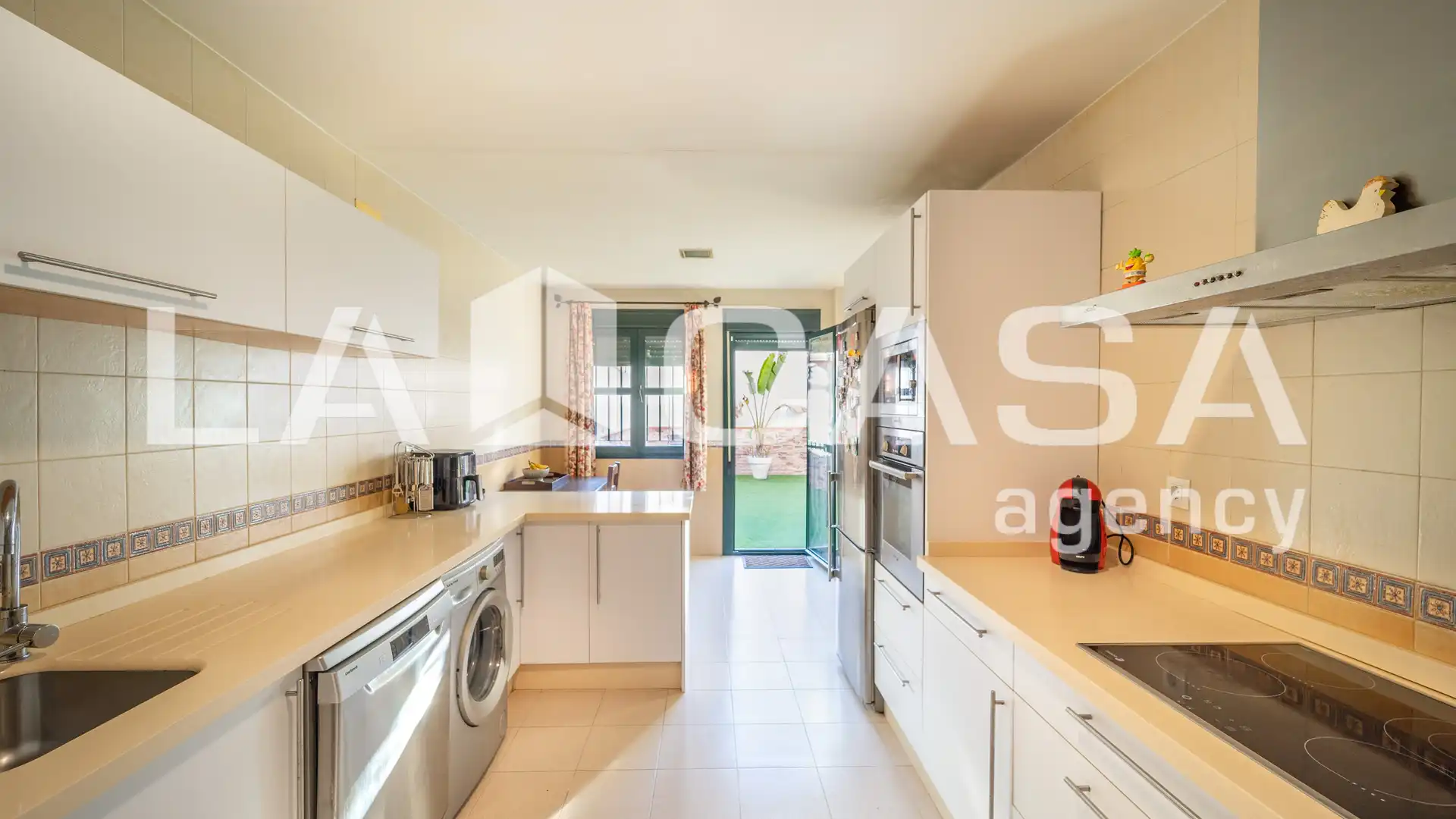Kitchen of Single-family semi-detached for sale in Dos Hermanas  with Air Conditioner, Terrace and Storage room