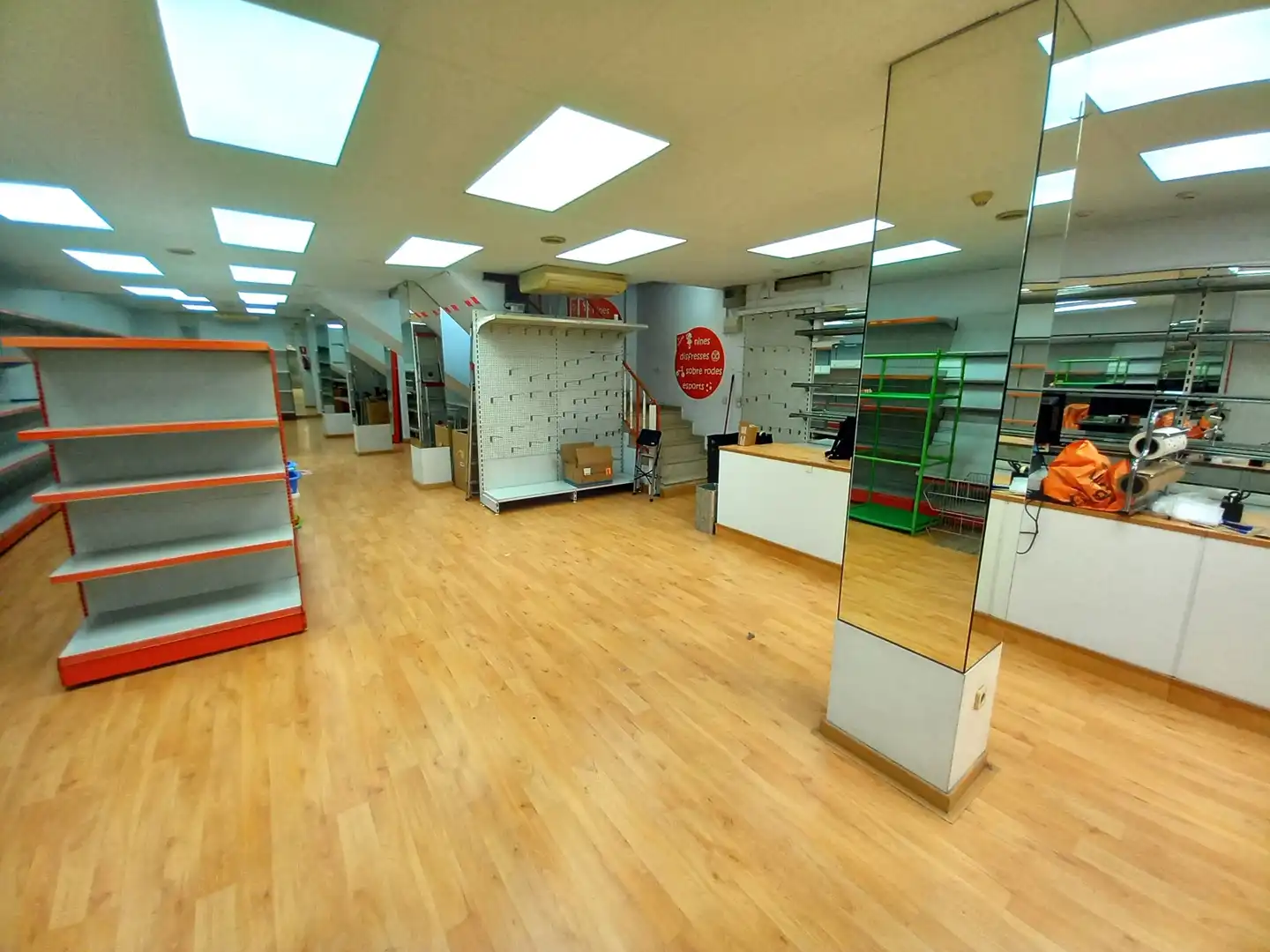 Local de alquiler en L'Hospitalet de Llobregat con Parquet