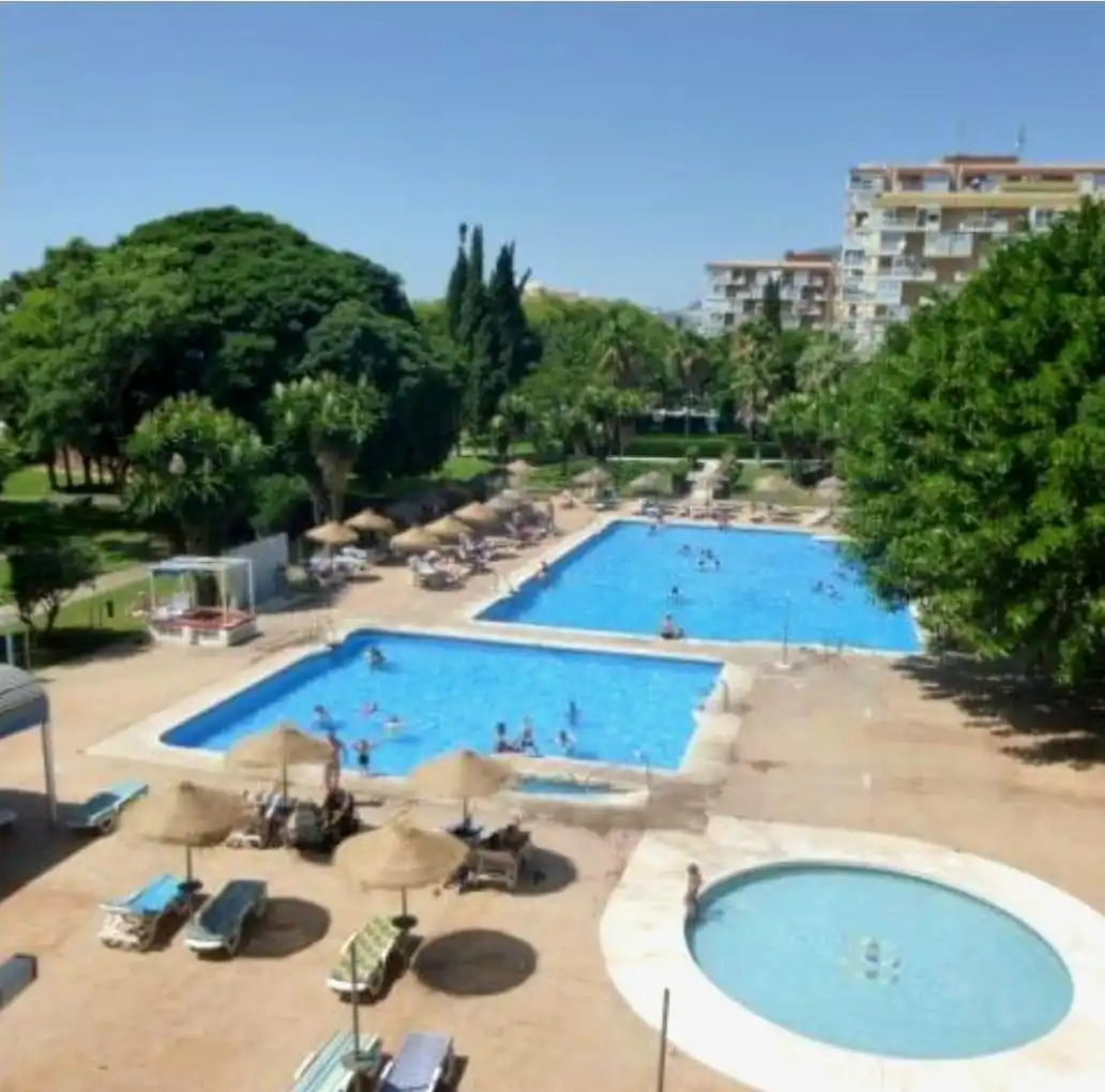 Piscina de Estudio en venta en Benalmádena con Jardín privado, Amueblado y Piscina comunitaria
