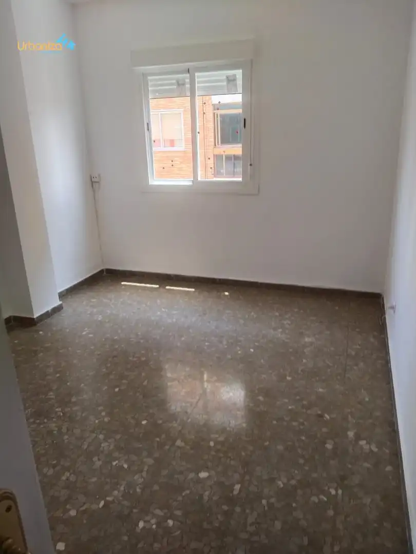 Dormitori de Pis de lloguer en Badajoz amb Balcó