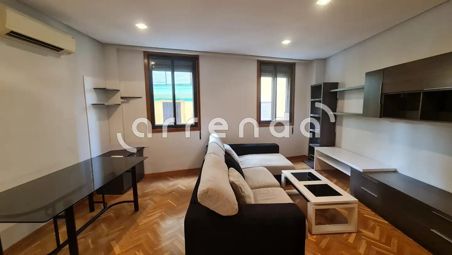 Wohnzimmer von Wohnung zur Miete in Madrid mit Klimaanlage, Parkett und Möbliert