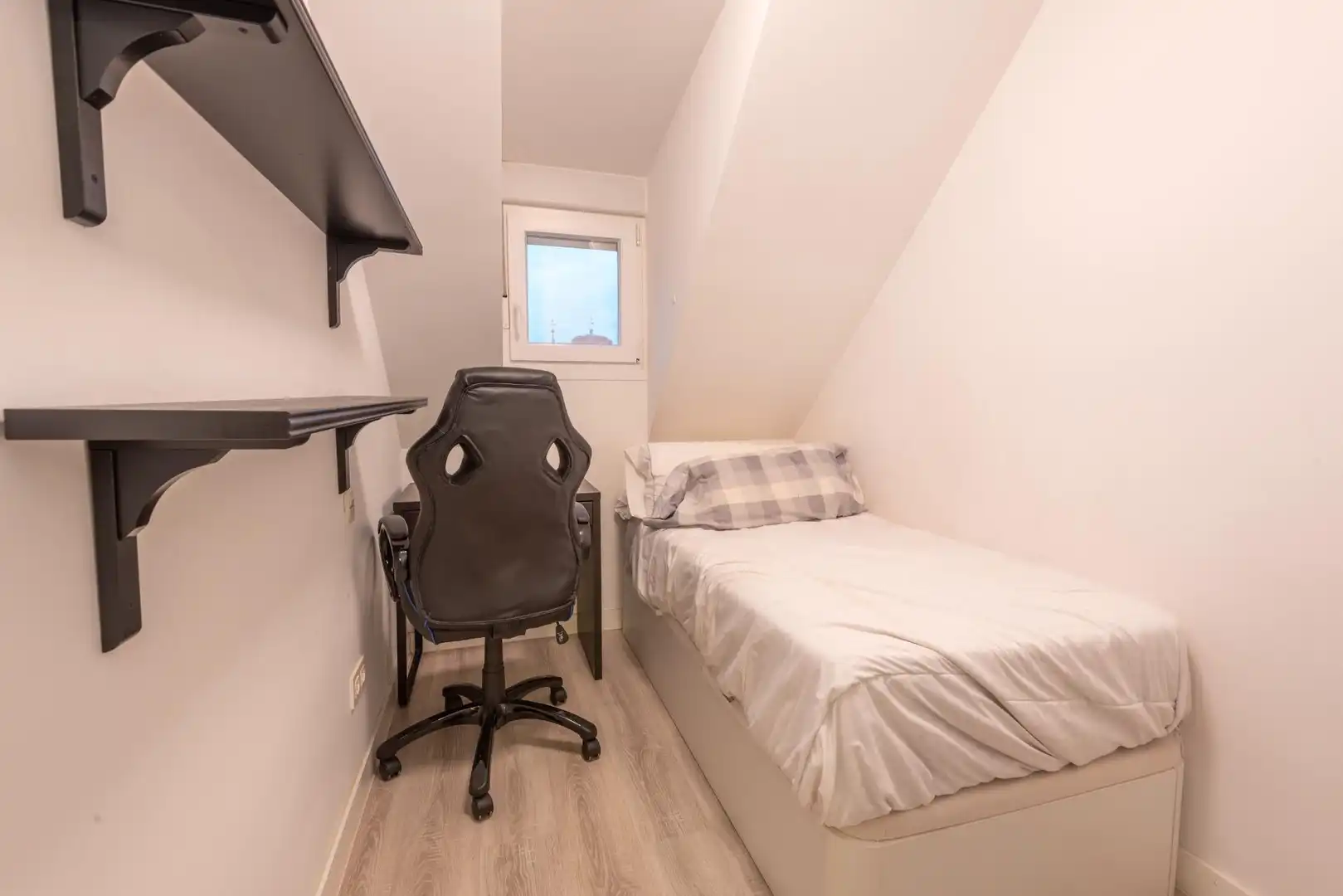 Bedroom of Flat for rent in Boadilla del Monte  with Heating, Private garden and Storage room