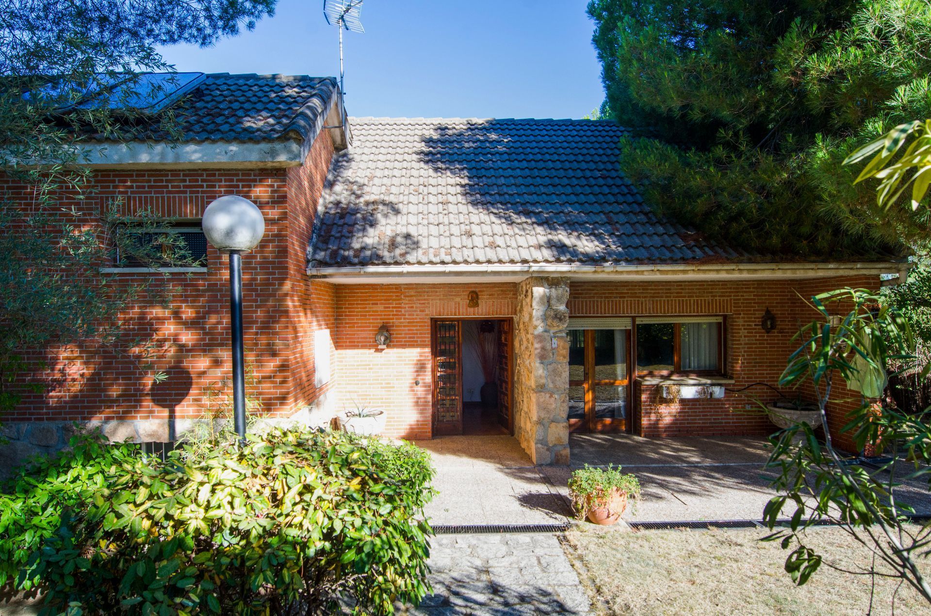 Exterior view of House or chalet for sale in Valdemorillo  with Heating and Terrace