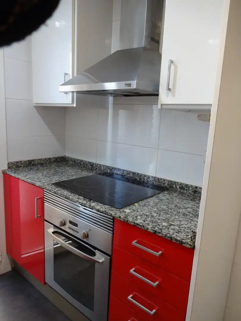 Küche von Wohnung zum Verkauf in Barcelona mit Terrasse, Ofen und Mikrowelle