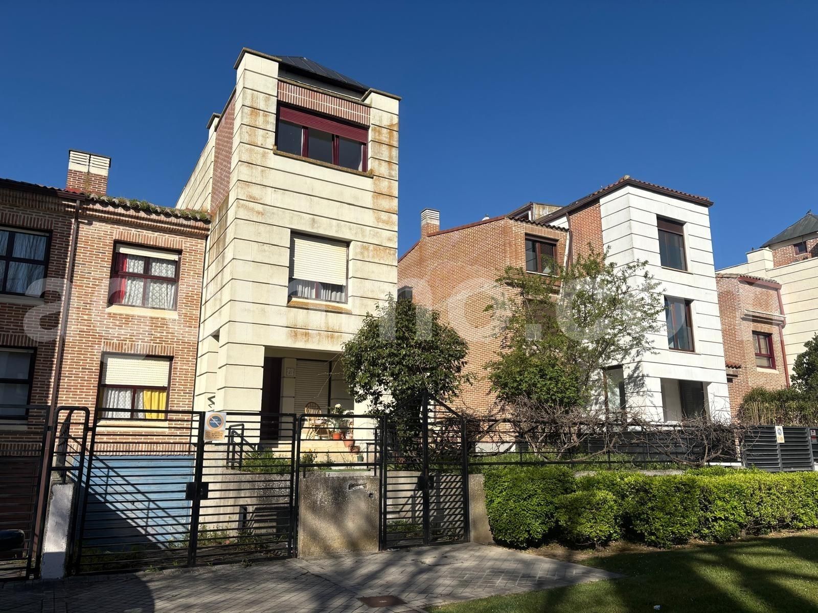 Vista exterior de Casa o xalet en venda en Simancas amb Calefacció, Jardí privat i Traster