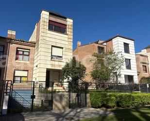 Vista exterior de Casa o xalet en venda en Simancas amb Calefacció, Jardí privat i Traster