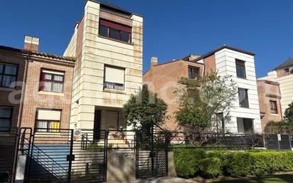 Vista exterior de Casa o xalet en venda en Simancas amb Calefacció, Jardí privat i Traster