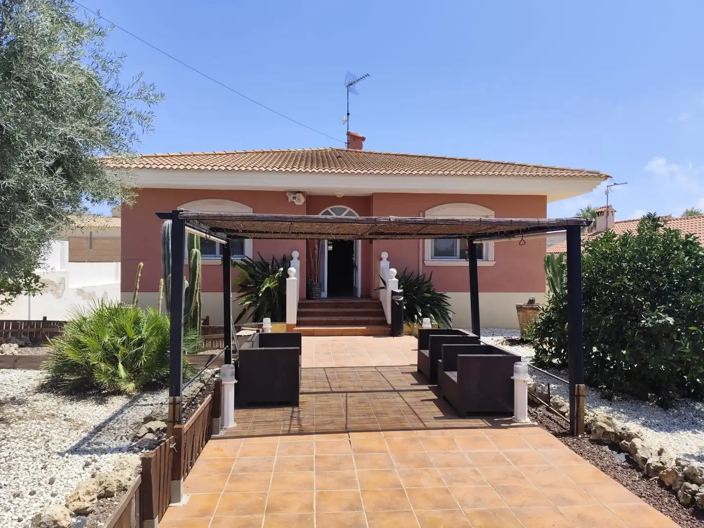 Vista exterior de Casa o xalet en venda en Mutxamel amb Aire condicionat, Calefacció i Jardí privat