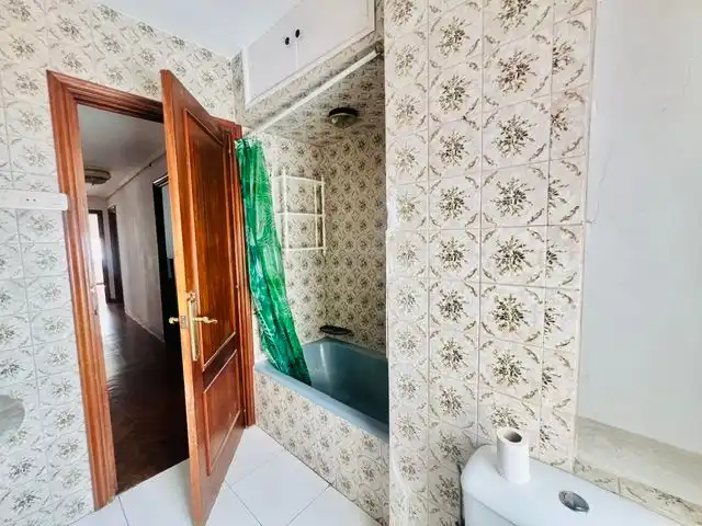 Baño de Piso de alquiler en A Coruña Capital  con Parquet, Amueblado y Horno