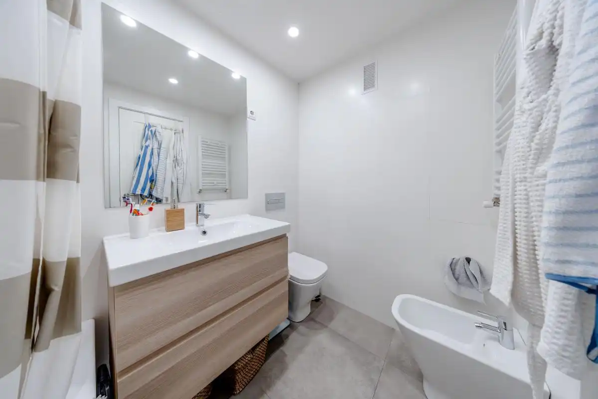 Badezimmer von Wohnung zum Verkauf in Madrid mit Klimaanlage, Heizung und Privatgarten