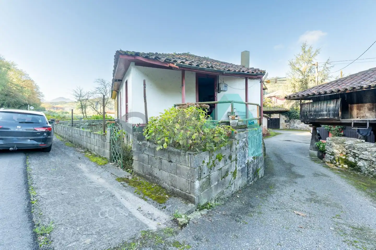 Außenansicht von Einfamilien-Reihenhaus zum Verkauf in Belmonte de Miranda mit Parkett