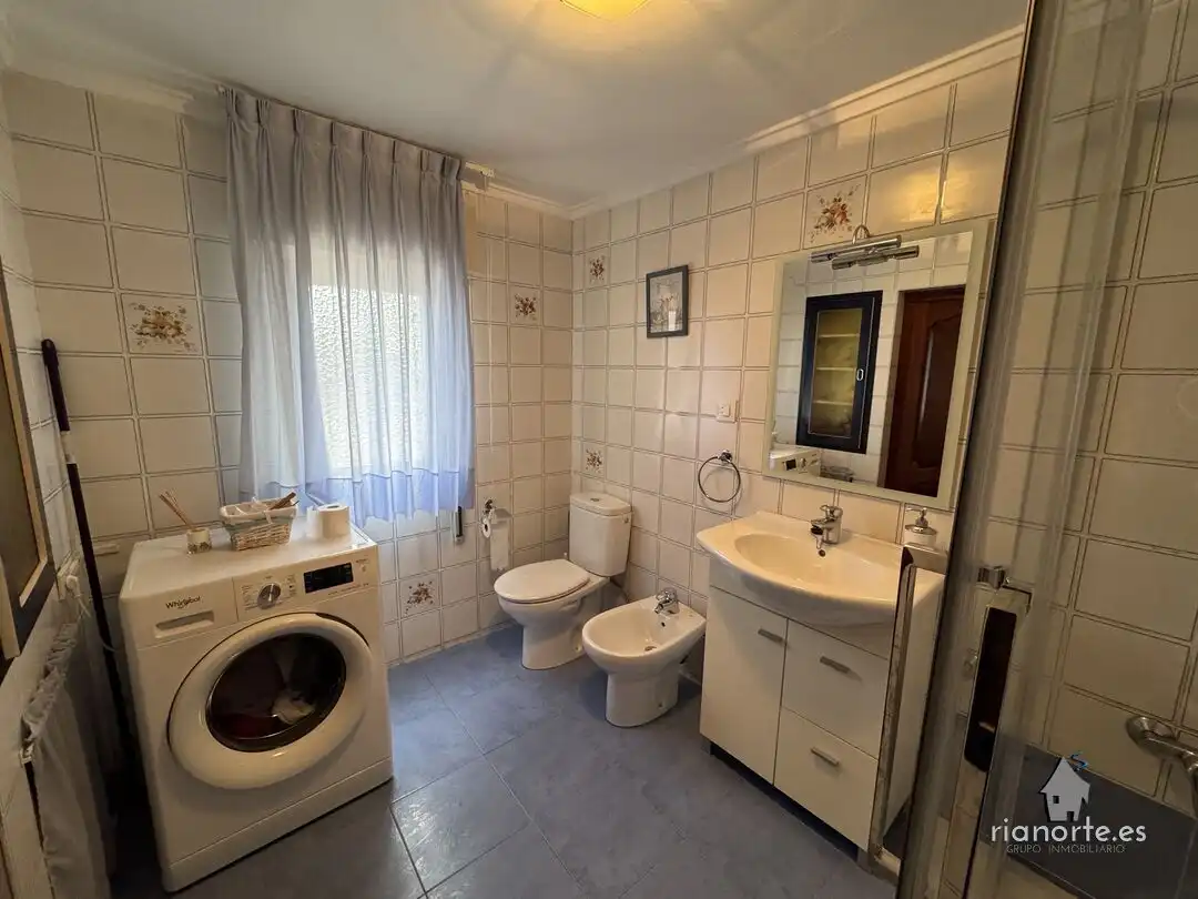 Baño de Casa o chalet en venta en Oviedo  con Calefacción y Jardín privado