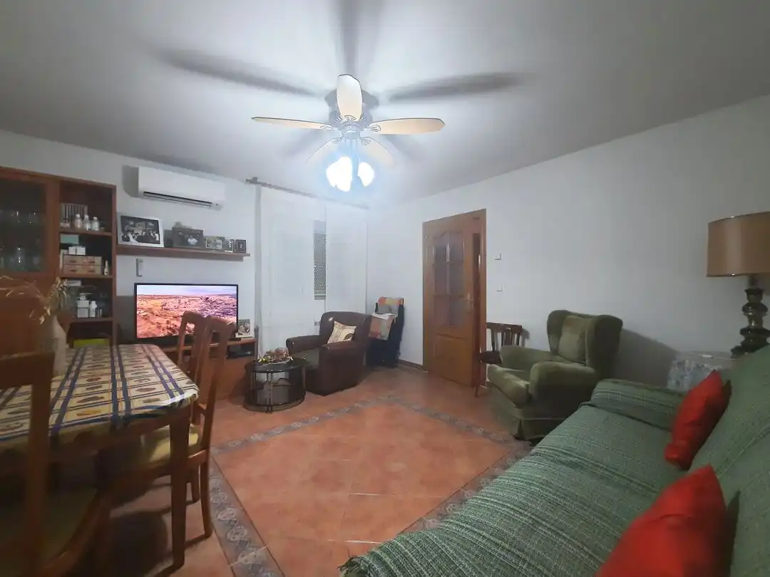 Sala de estar de Casa adosada en venta en Escalona con Aire acondicionado, Calefacción y Jardín privado