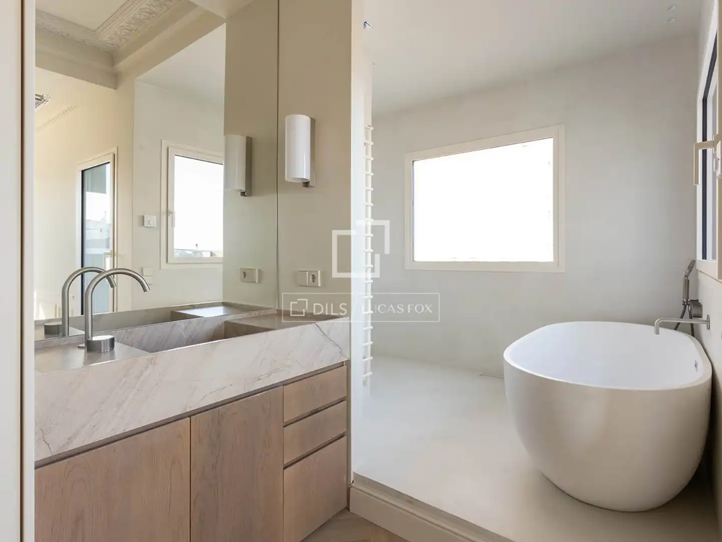 Bathroom of Attic for sale in Barcelona  with Air Conditioner, Heating and Parquet flooring