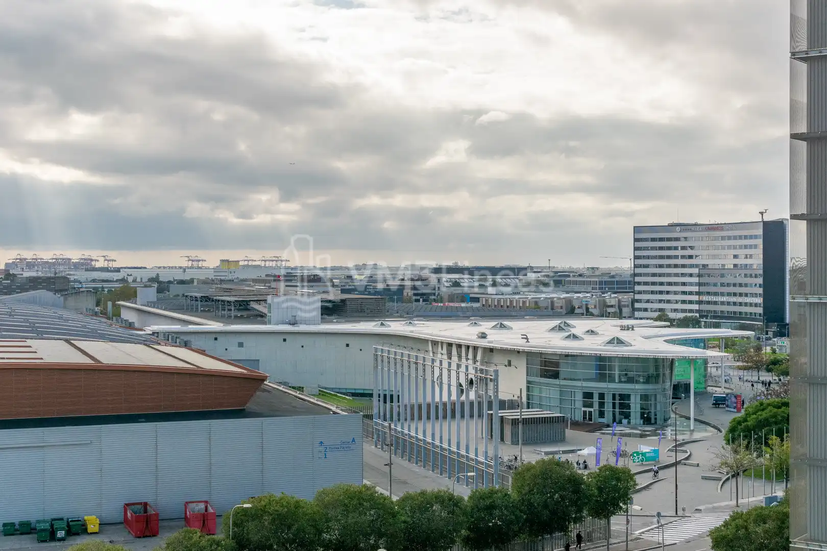 Vista exterior de Oficina en venda en L'Hospitalet de Llobregat amb Aire condicionat, Calefacció i Traster