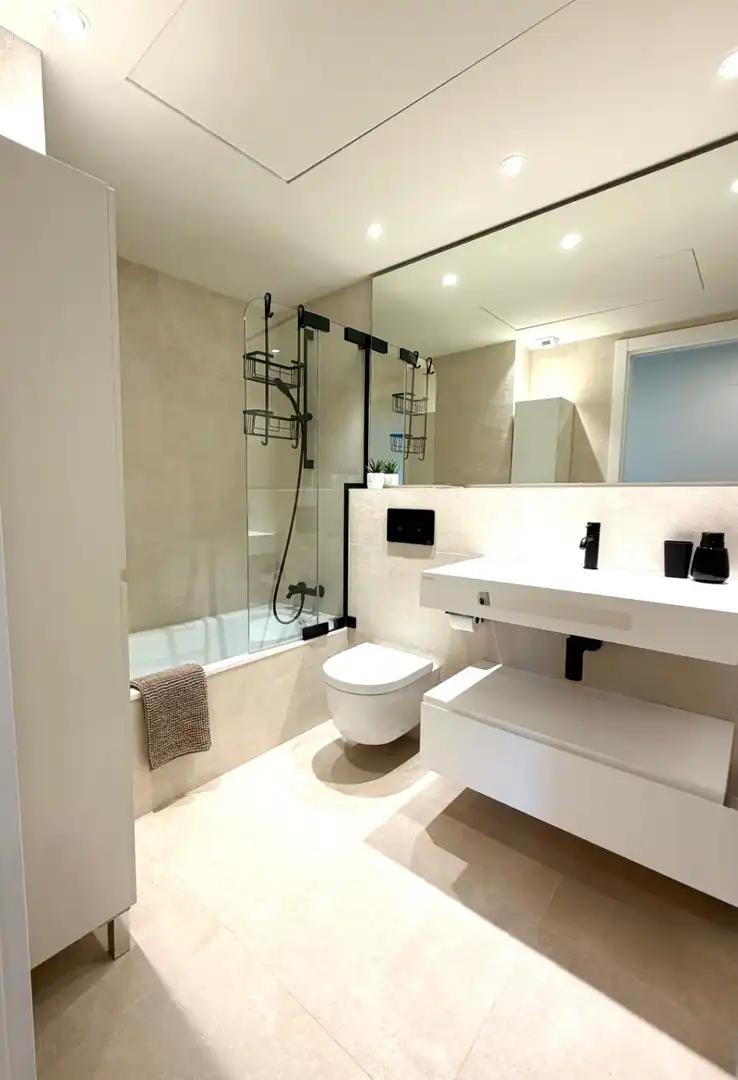 Bany de Apartament de lloguer en Sitges amb Aire condicionat, Calefacció i Jardí privat