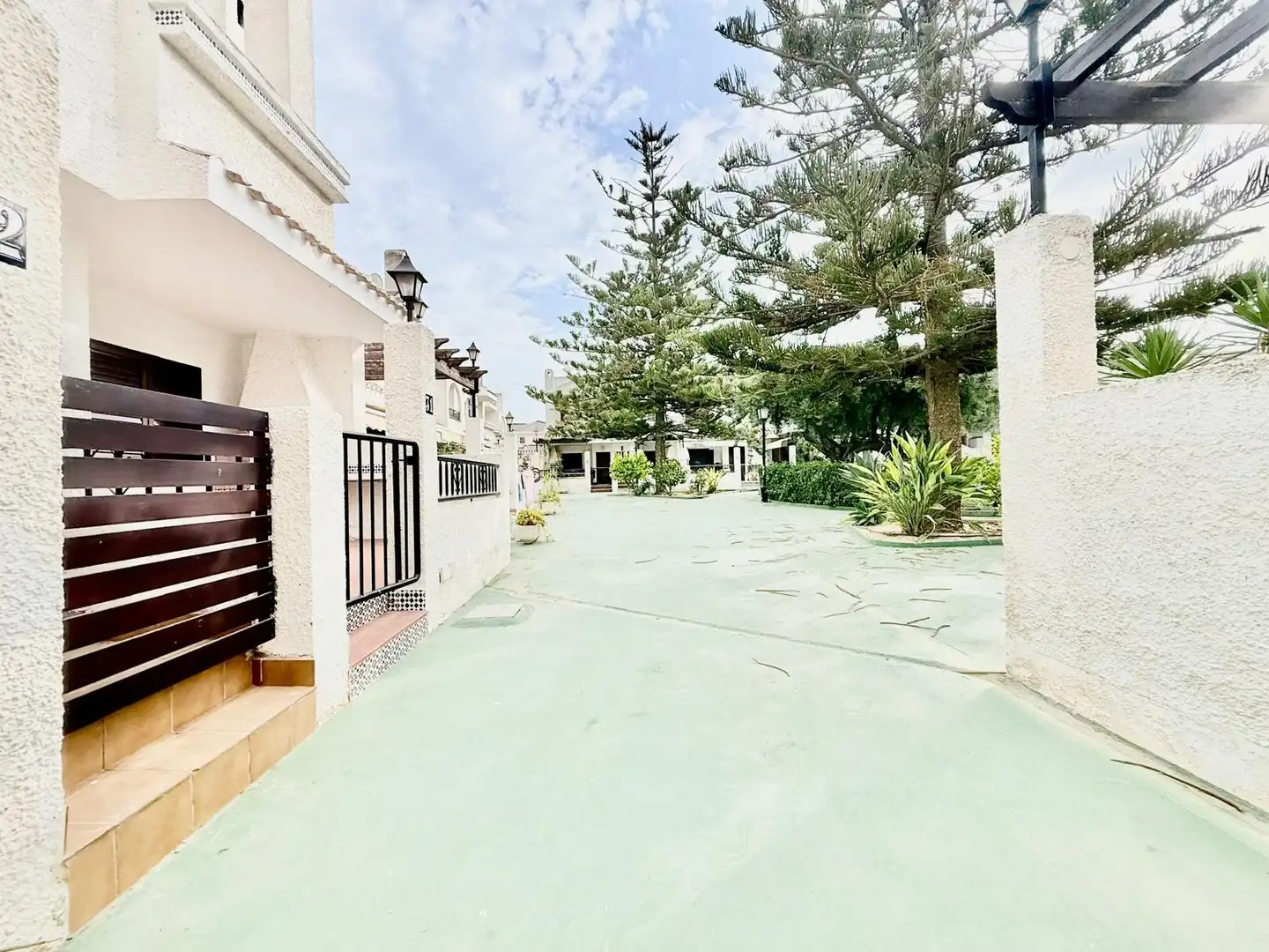Vista exterior de Casa adosada en venda en San Pedro del Pinatar amb Aire condicionat, Calefacció i Jardí privat